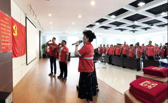 在黨旗下宣誓！